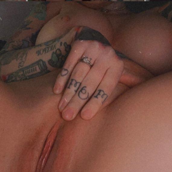 Wet pussy hereš„°. Available for fun now Wet pussy hereš„°. Available for fun now