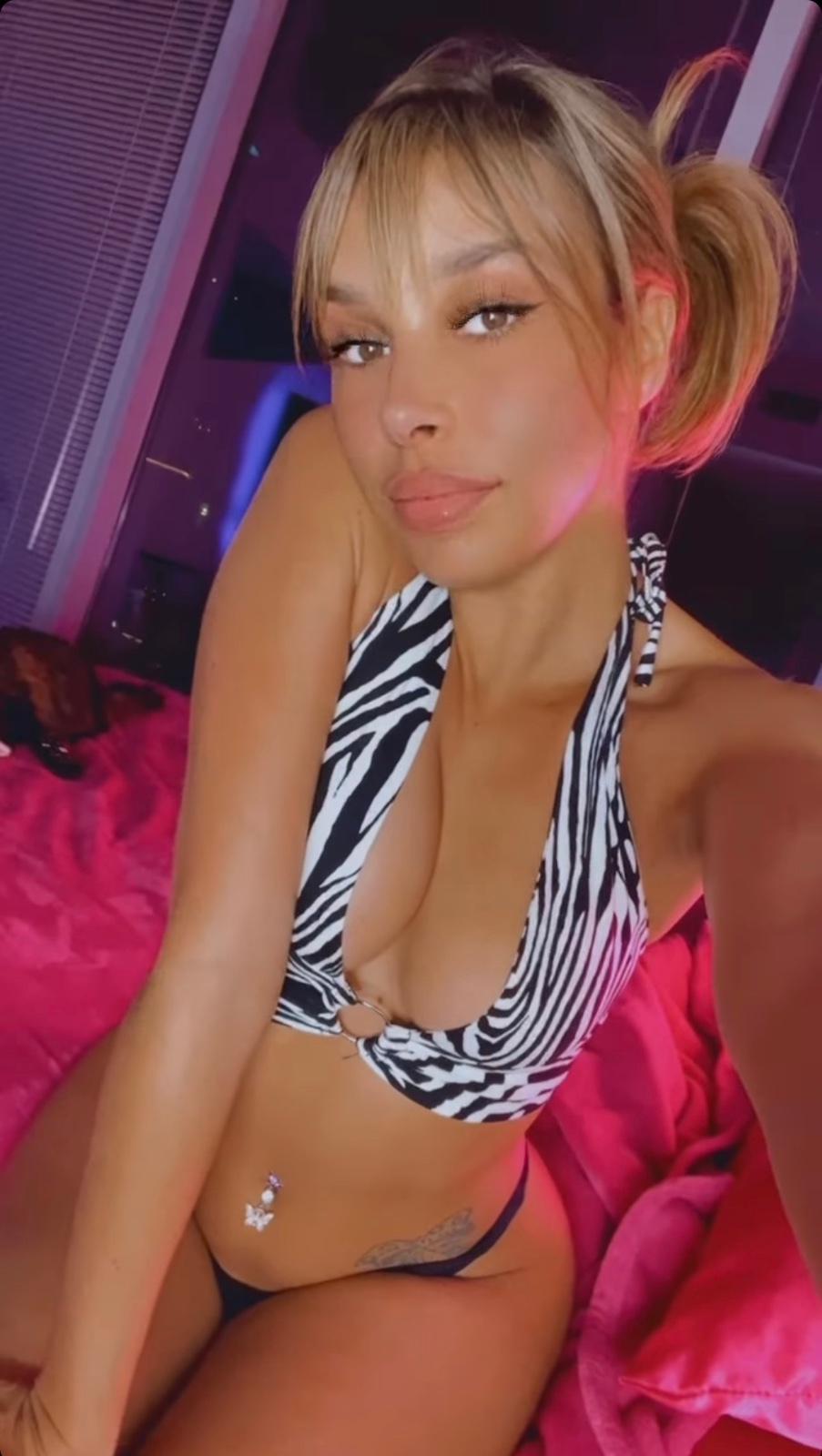 Escort available for hook up Escort available for hook up