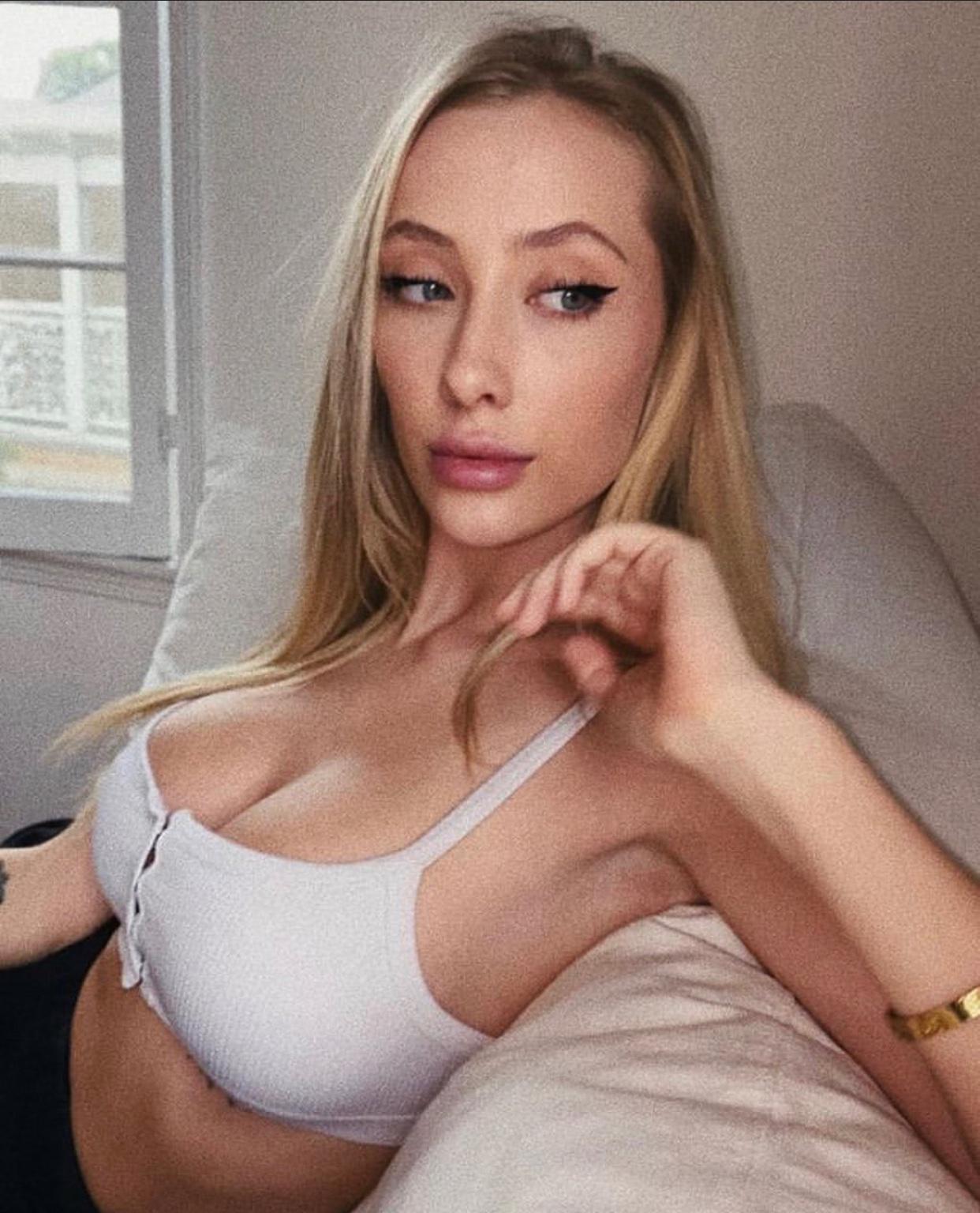 Hookup with the hottest sexiest girl Hookup with the hottest sexiest girl