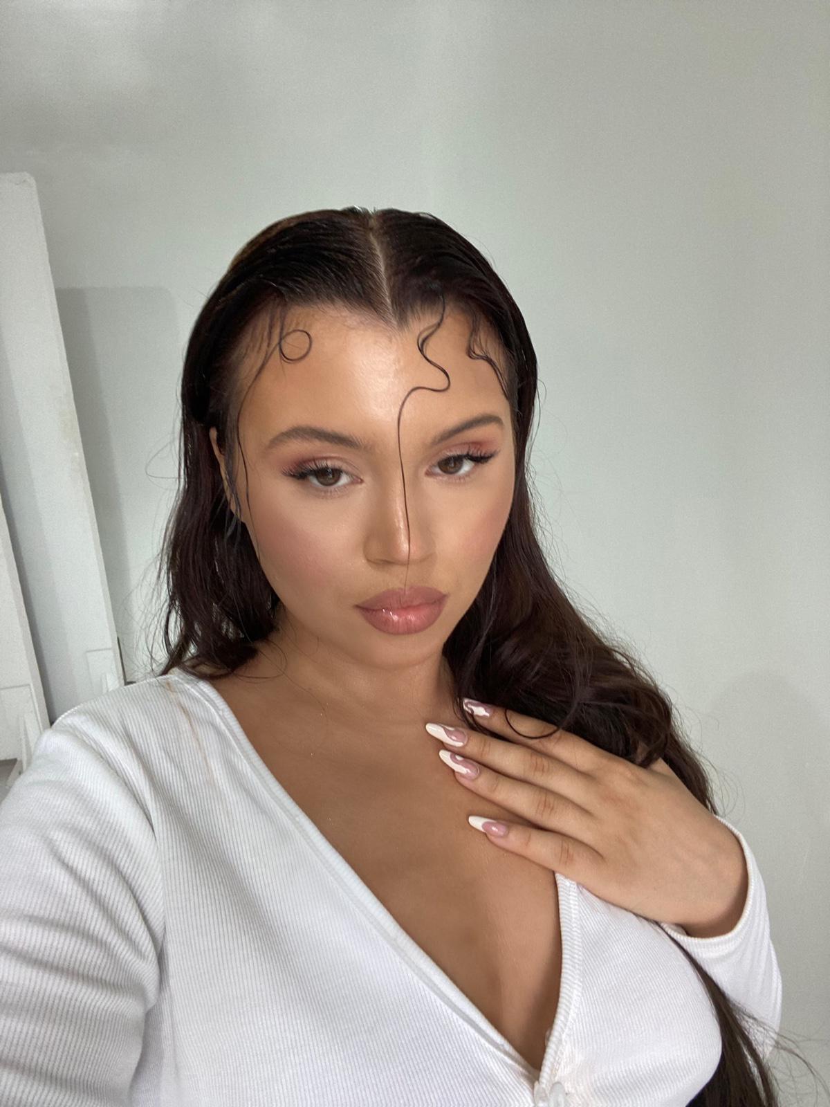 AN ELITE COURTESAN AN ELITE COURTESAN