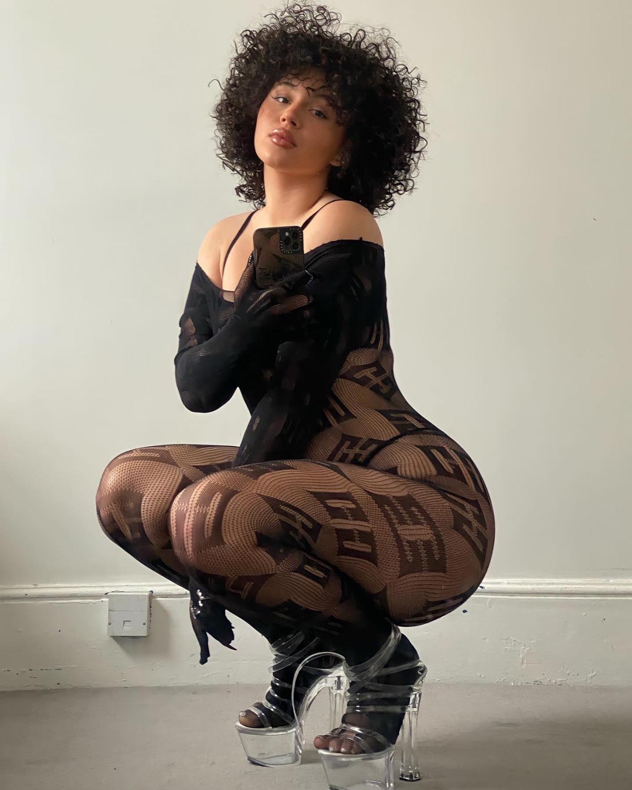 AN ELITE COURTESAN AN ELITE COURTESAN