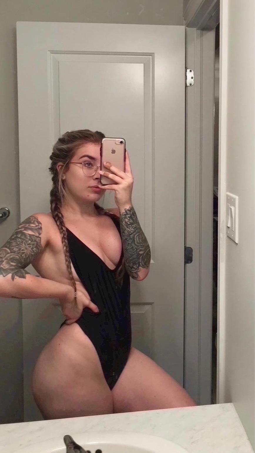 I’m down and ready to fuck 💦🍆 I’m down and ready to fuck 💦🍆