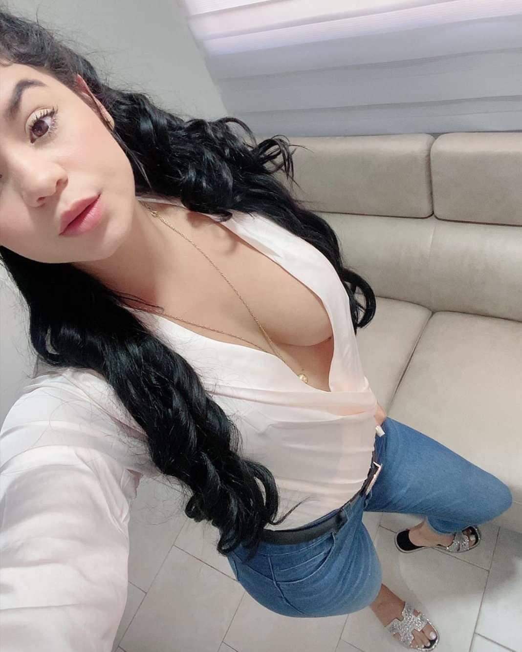 Chica sexy y caliente disponible Chica sexy y caliente disponible