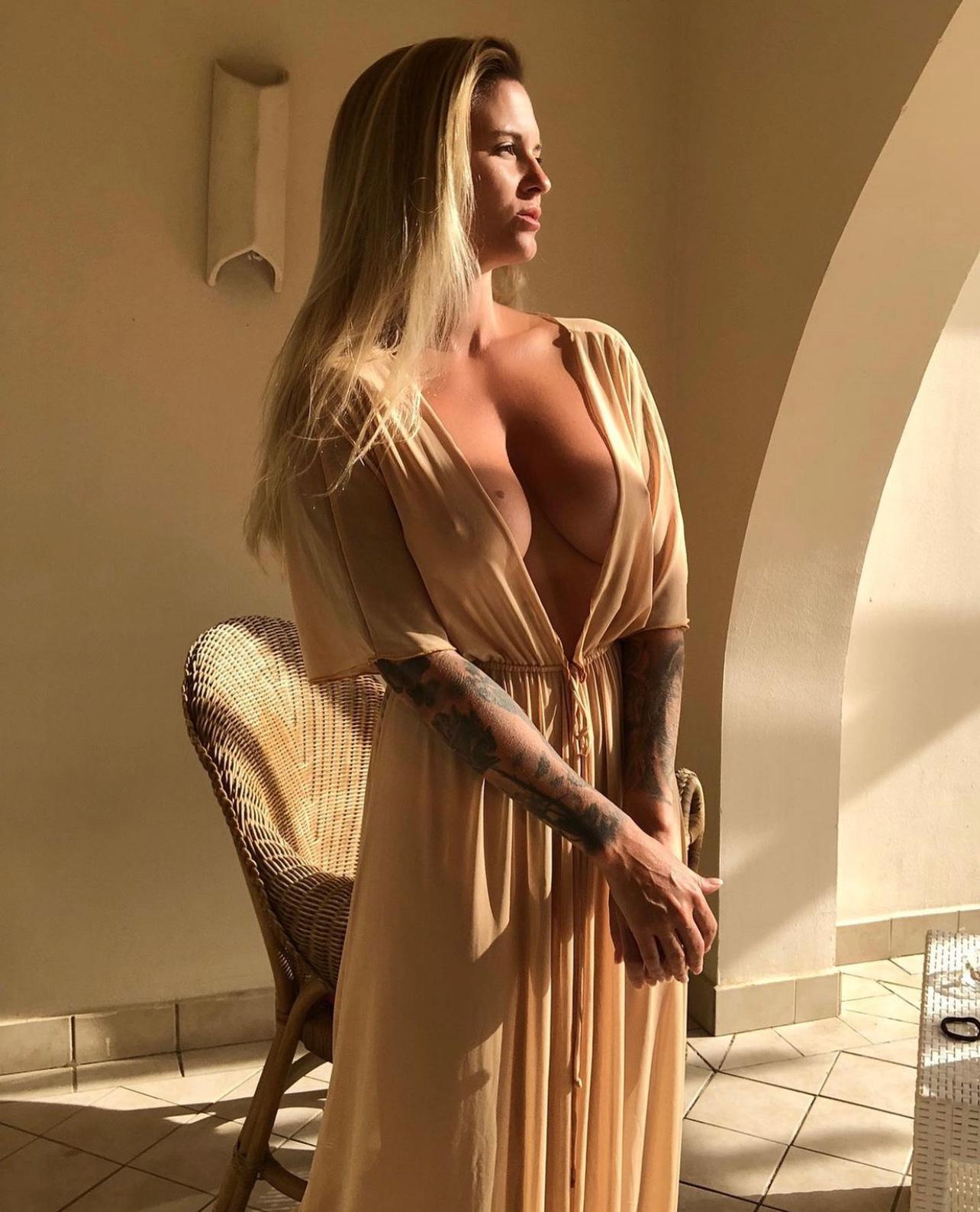 Escort available for hook up Escort available for hook up