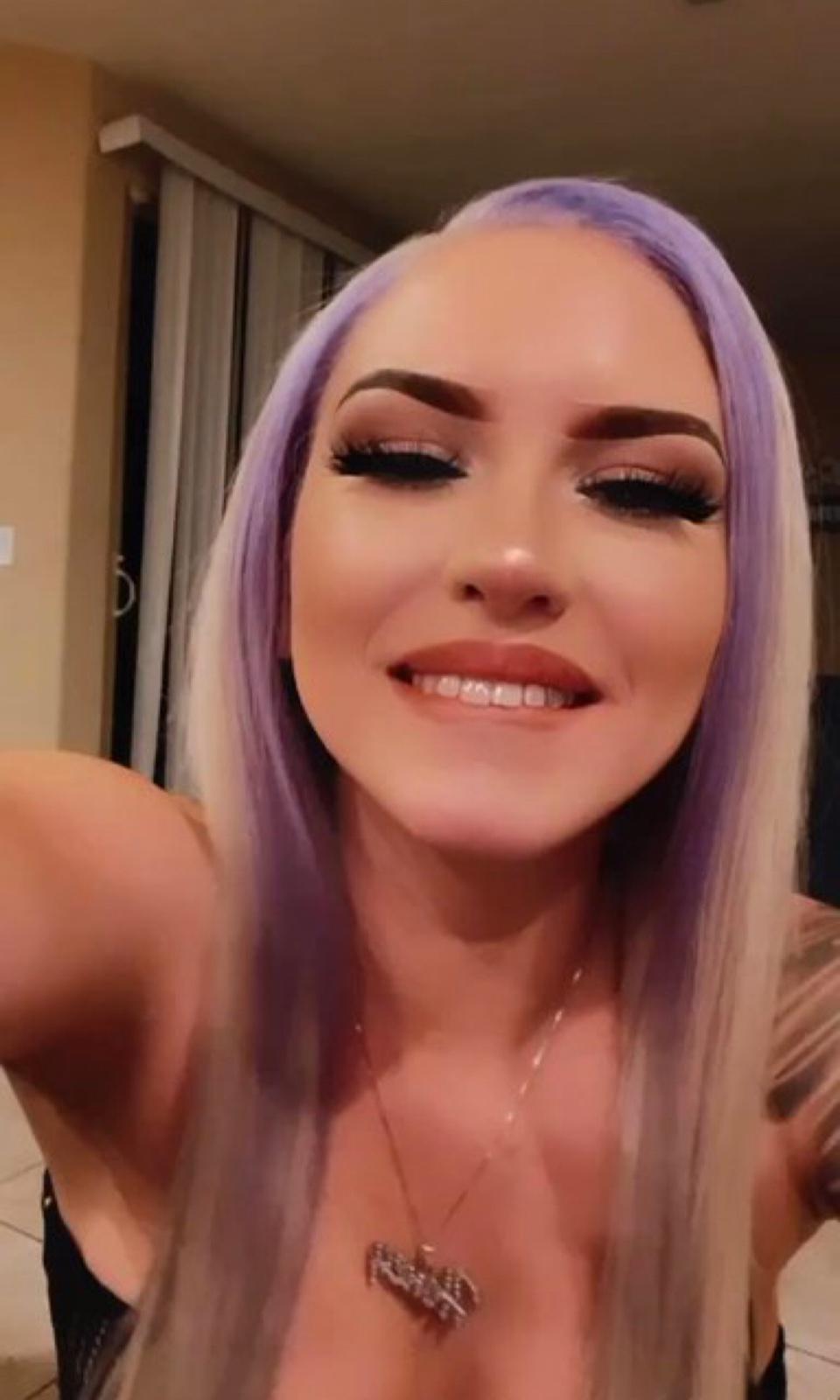 Escort available for hook up Escort available for hook up