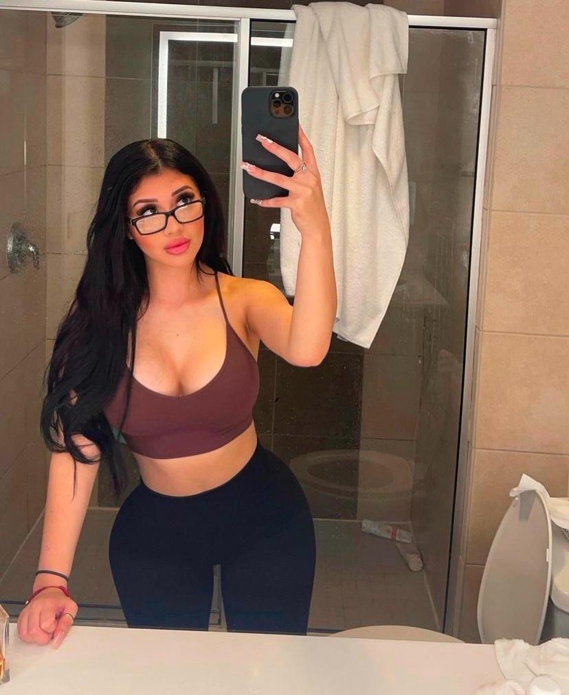 Escort available for hookup Escort available for hookup