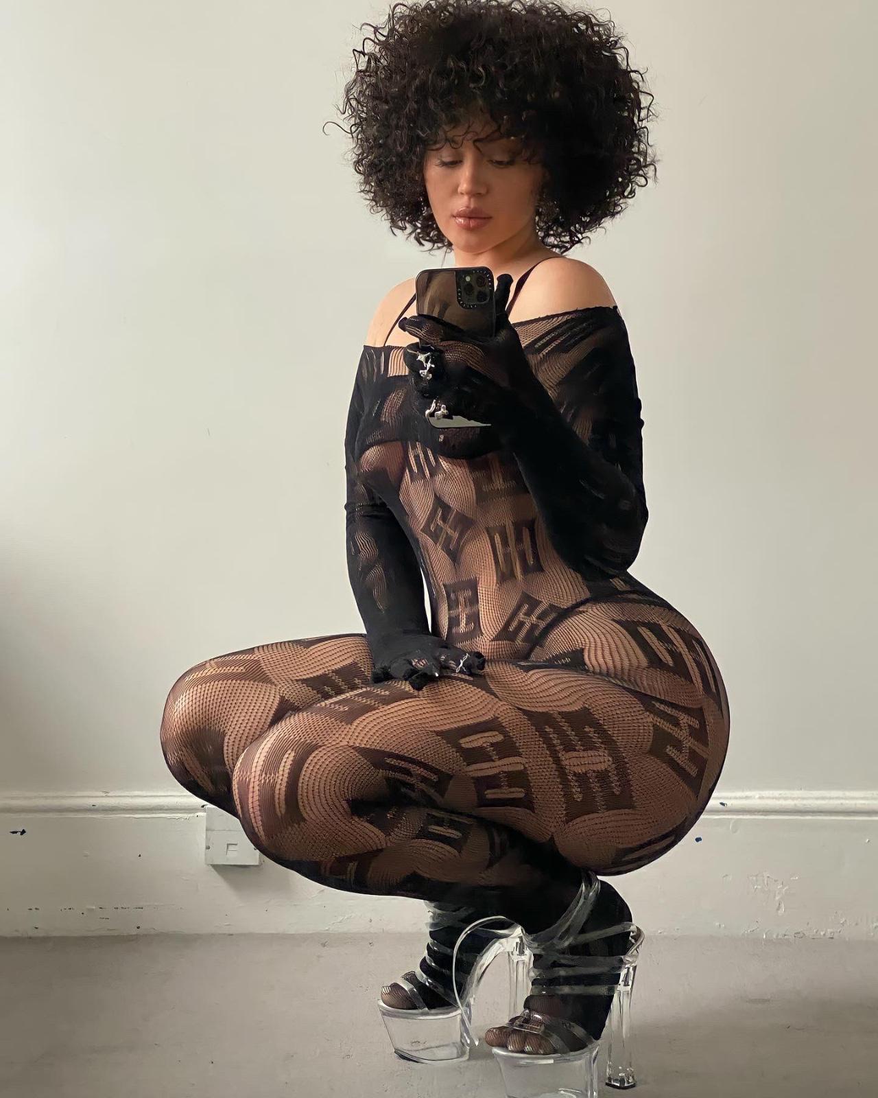 AN ELITE COURTESAN AN ELITE COURTESAN