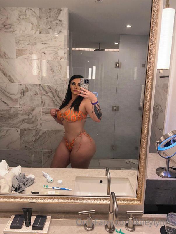 JUICY AND FREAKY🍑🍑